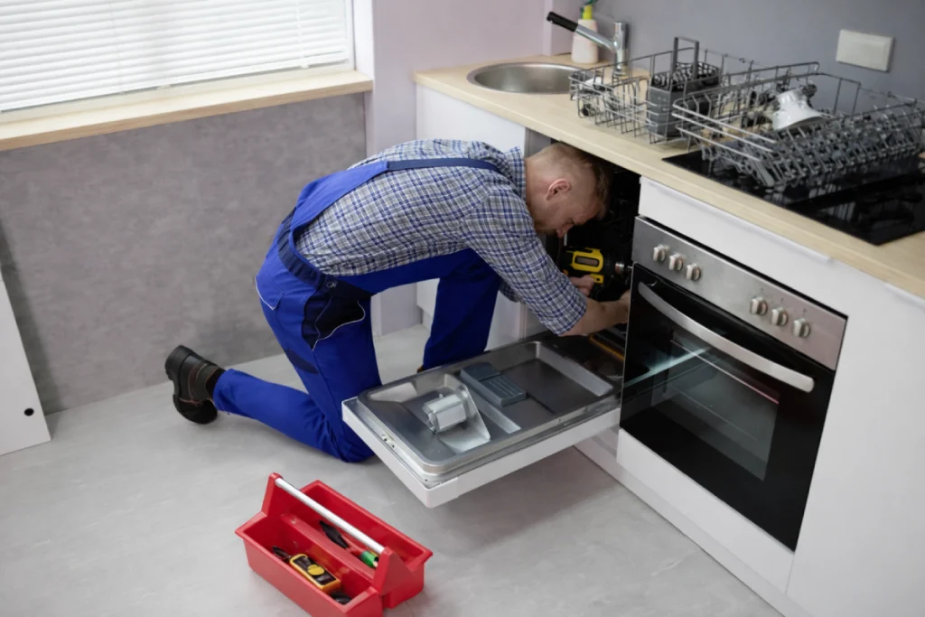 Hatay bulaşık makinesi tamircisi evde arızalı cihazı onarırken