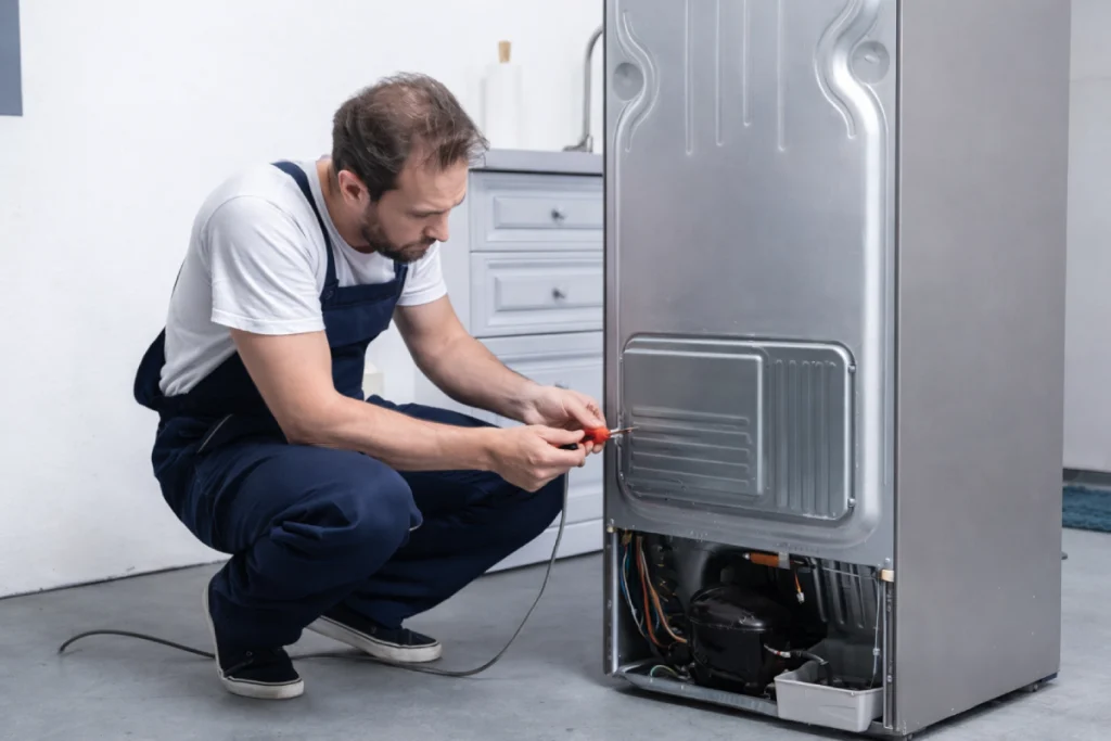 Hatay buzdolabı tamircisi evde arıza onarımı yaparken