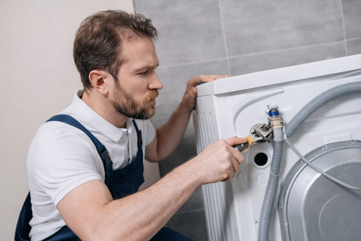 Hatay çamaşır makinesi servisi ustası evde arıza tamiri yaparken