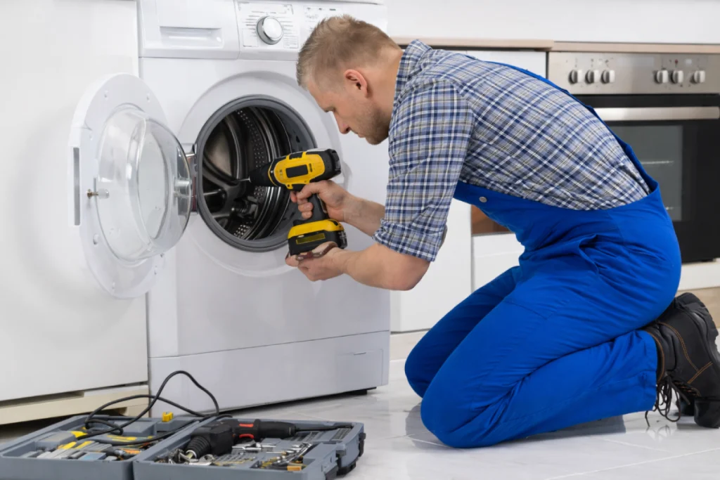 Hatay çamaşır makinesi tamircisi evde arızalı makineyi onarırken