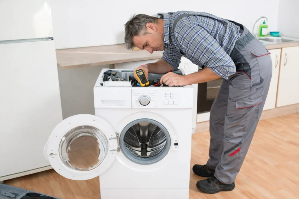 Hatay’da aynı gün çamaşır makinesi servisi ustası evde tamir yaparken